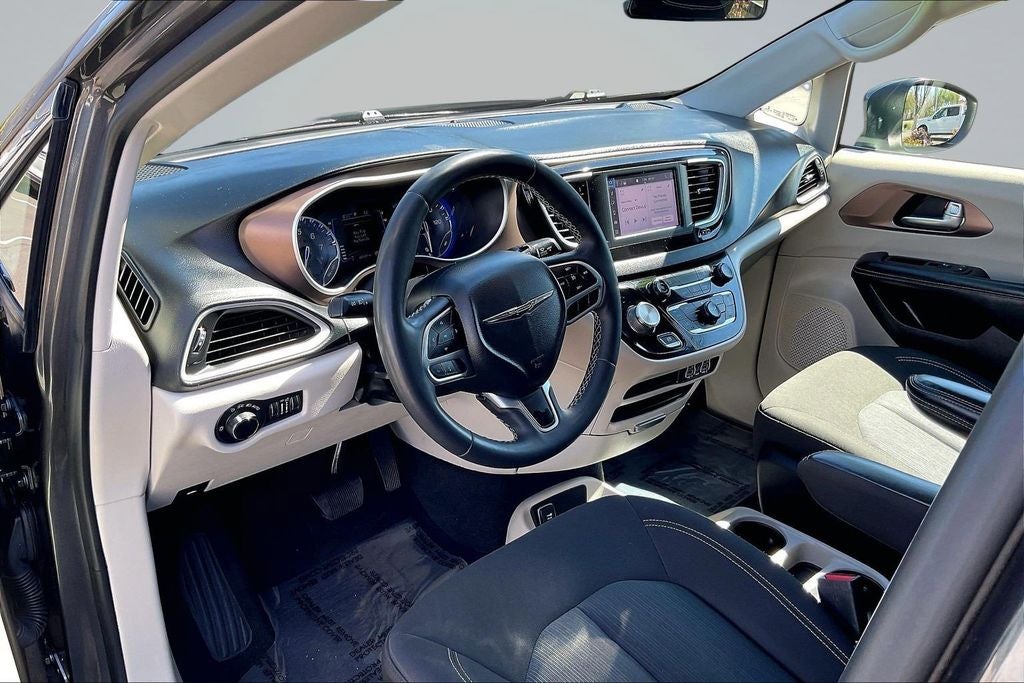 2022 Chrysler Voyager LX