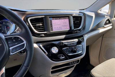 2022 Chrysler Voyager LX