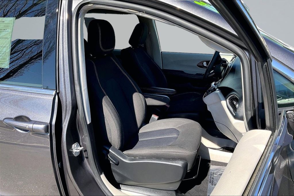 2022 Chrysler Voyager LX